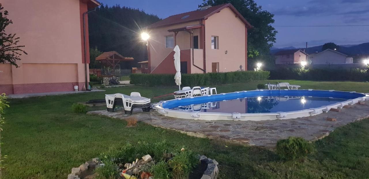 Къщи За Гости Ореха Samokow Exterior foto
