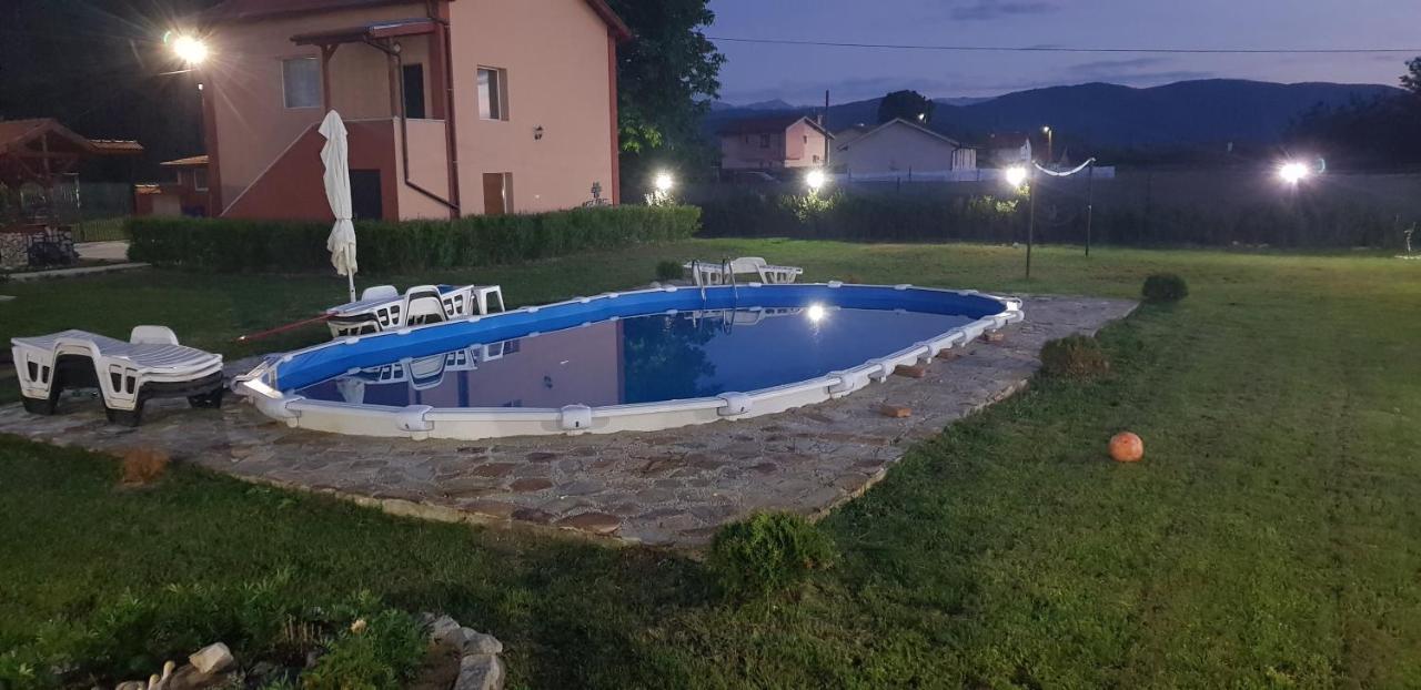 Къщи За Гости Ореха Samokow Exterior foto